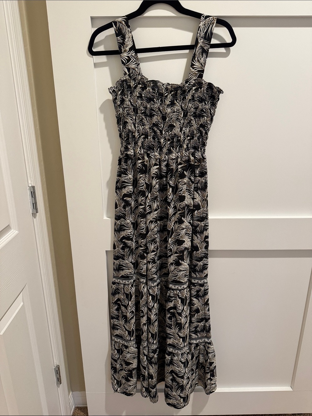 Max Studio Black and White Leaf-Print Maxi Dress - L